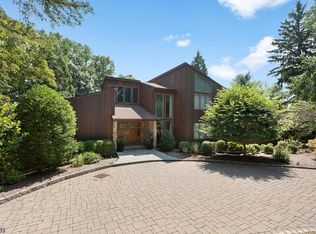 10 Forest Rdg, Upper Saddle River, NJ 07458