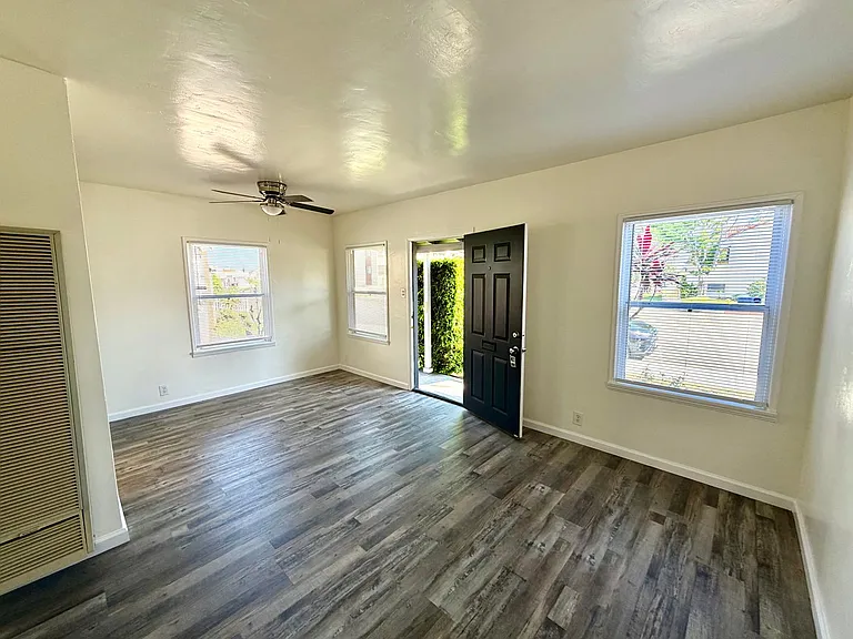 2105 W Carson St — Photo 2