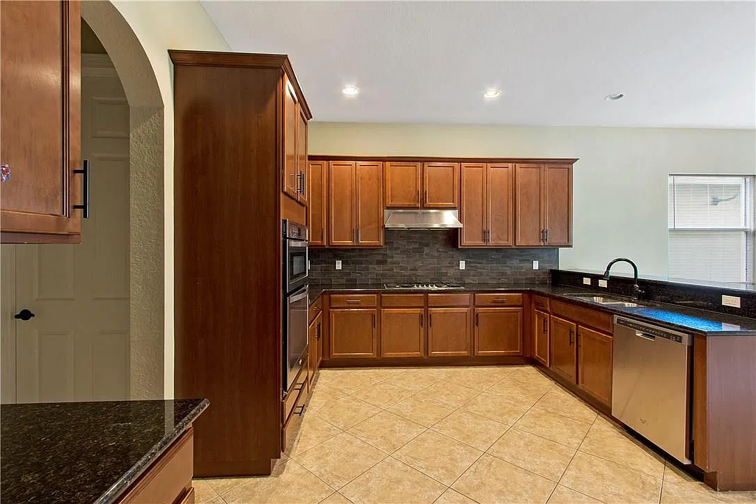 5 bed, 4.0 bath, 3281 sqft, $6,500 — Photo 3
