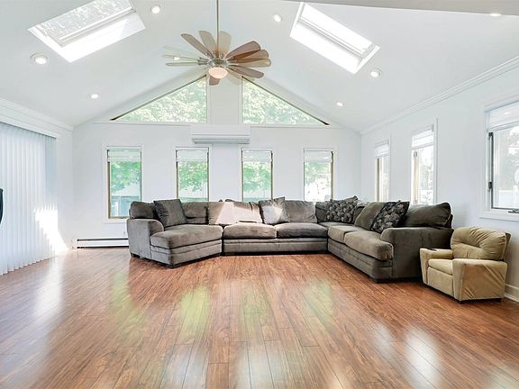 5th image of 100 Farnum Blvd