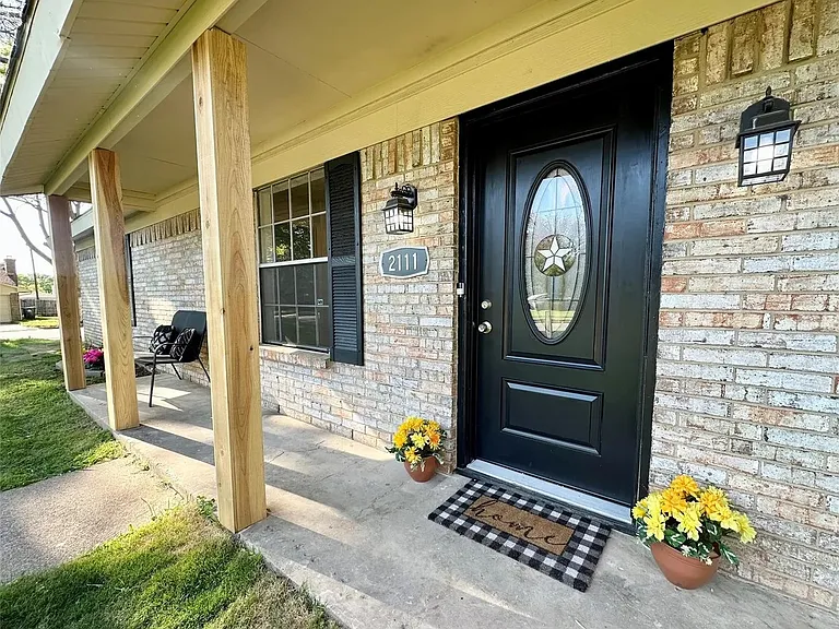 2111 Warwick Dr — Photo 3