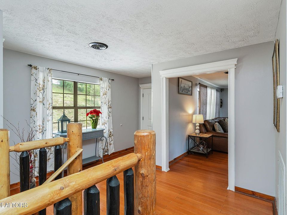13th image of 343 Jersey Dr