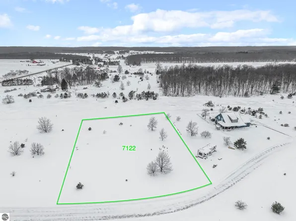 7122 Misty Ln, Lake Ann, MI 49650