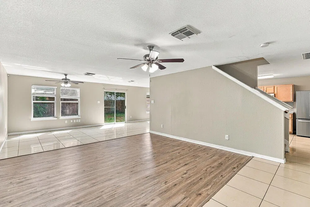 5 bed, 2.5 bath, 2390 sqft, $2,070 — Photo 4