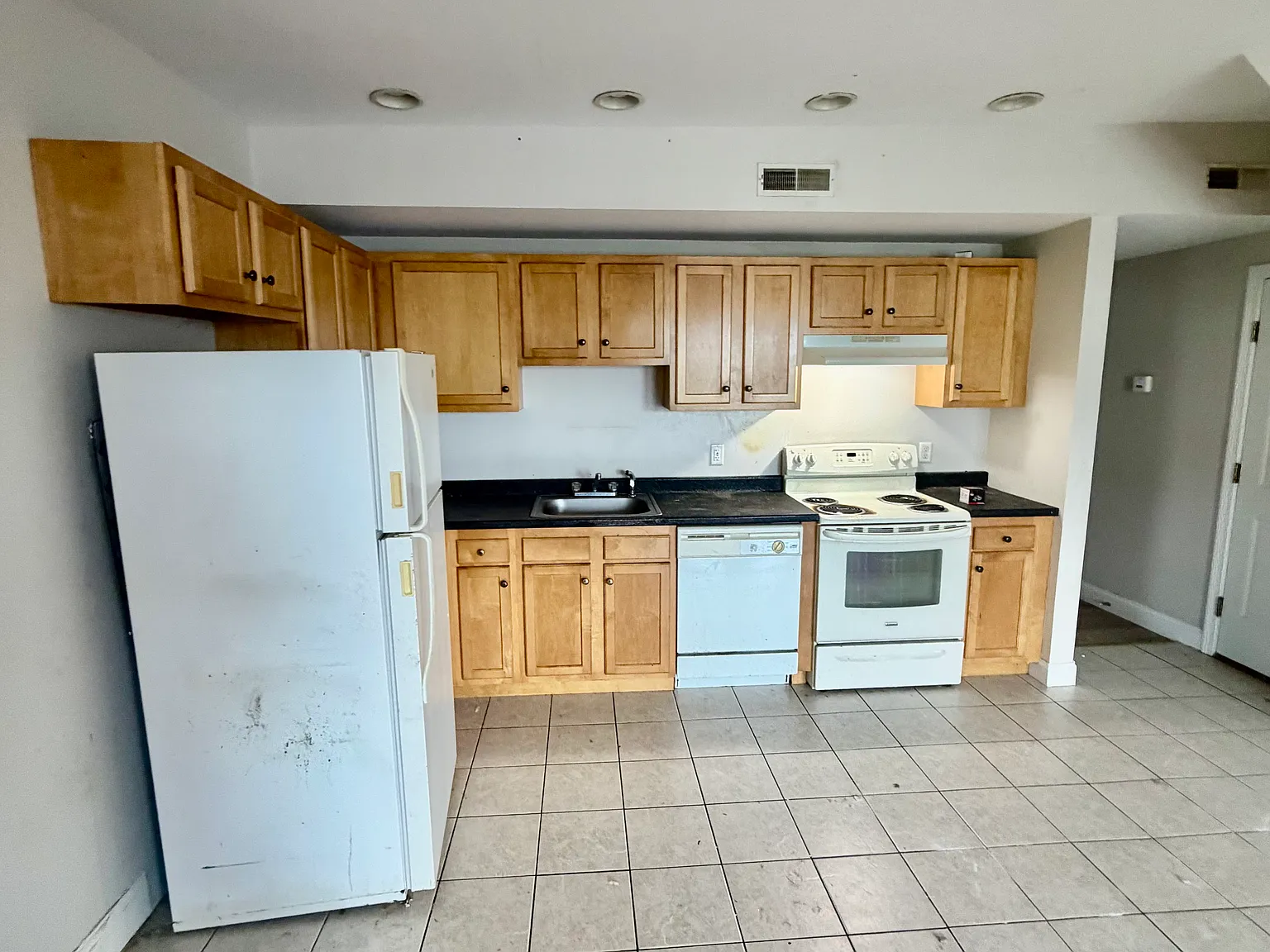 3 bed, 1350 sqft, $2,500 — Photo 4