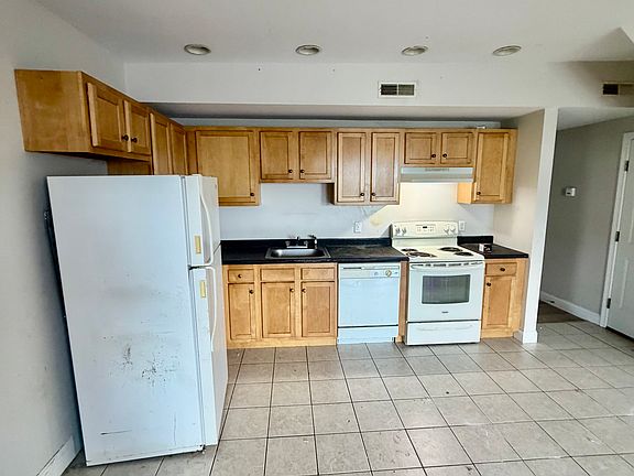 4th image of 89 Aiken Ave #2