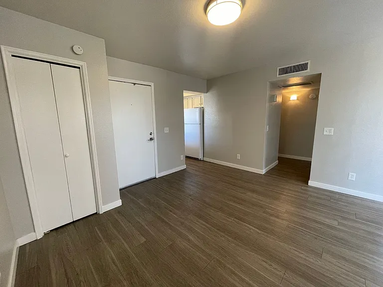 934 N Benton Ave — Photo 7