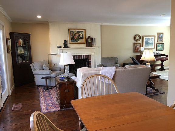 Living/breakfast nook