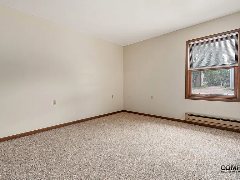 414 Doty St — Photo 10