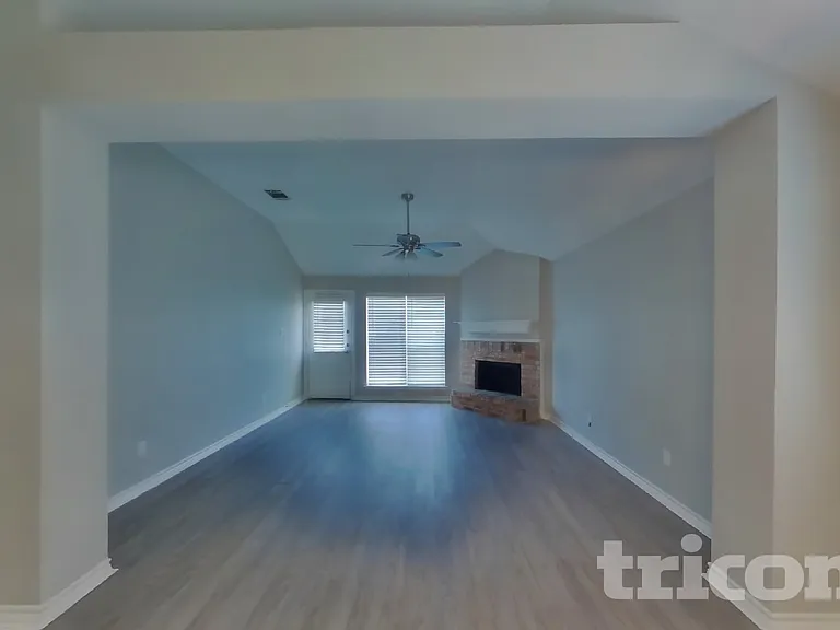 233 Amherst Dr — Photo 3