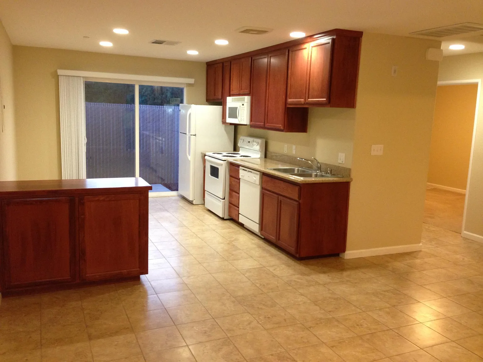 2 bed, 912 sqft, $1,895 — Photo 2