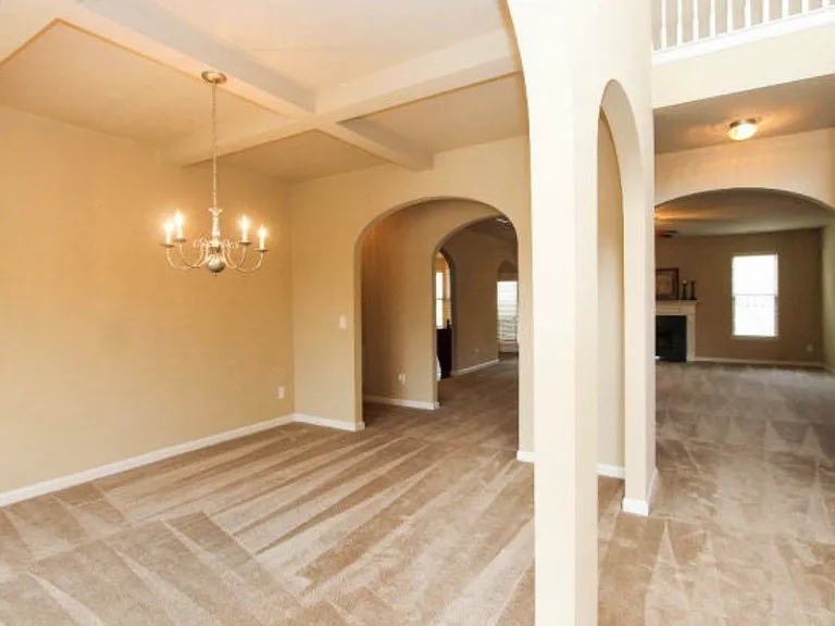 2771 Huntcliffe Dr — Photo 4