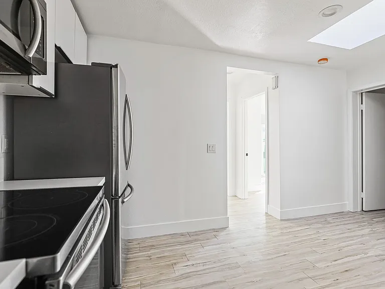 850 N Van Ness Ave — Photo 22