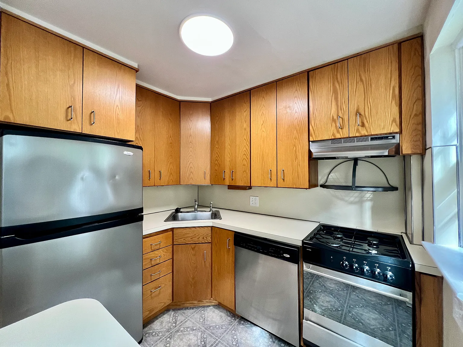 2 bed, 922 sqft, $1,900 — Photo 3