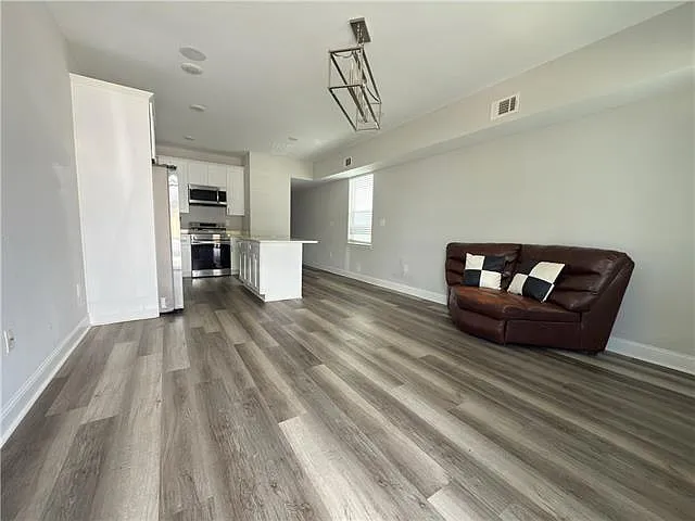 2652 Banks St — Photo 3