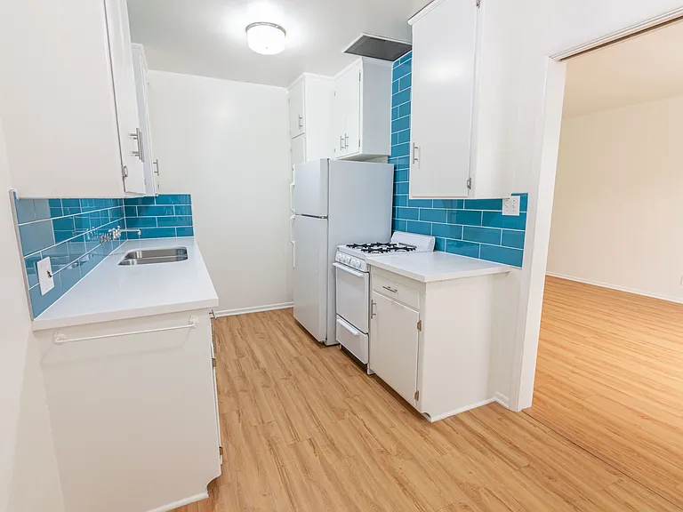 Gayley Manor Apartments — Photo 52