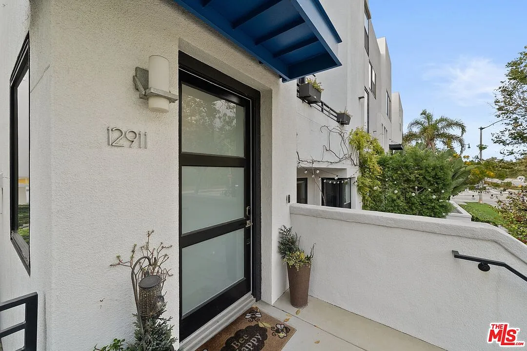3 bed, 2464 sqft, $10,900 — Photo 3