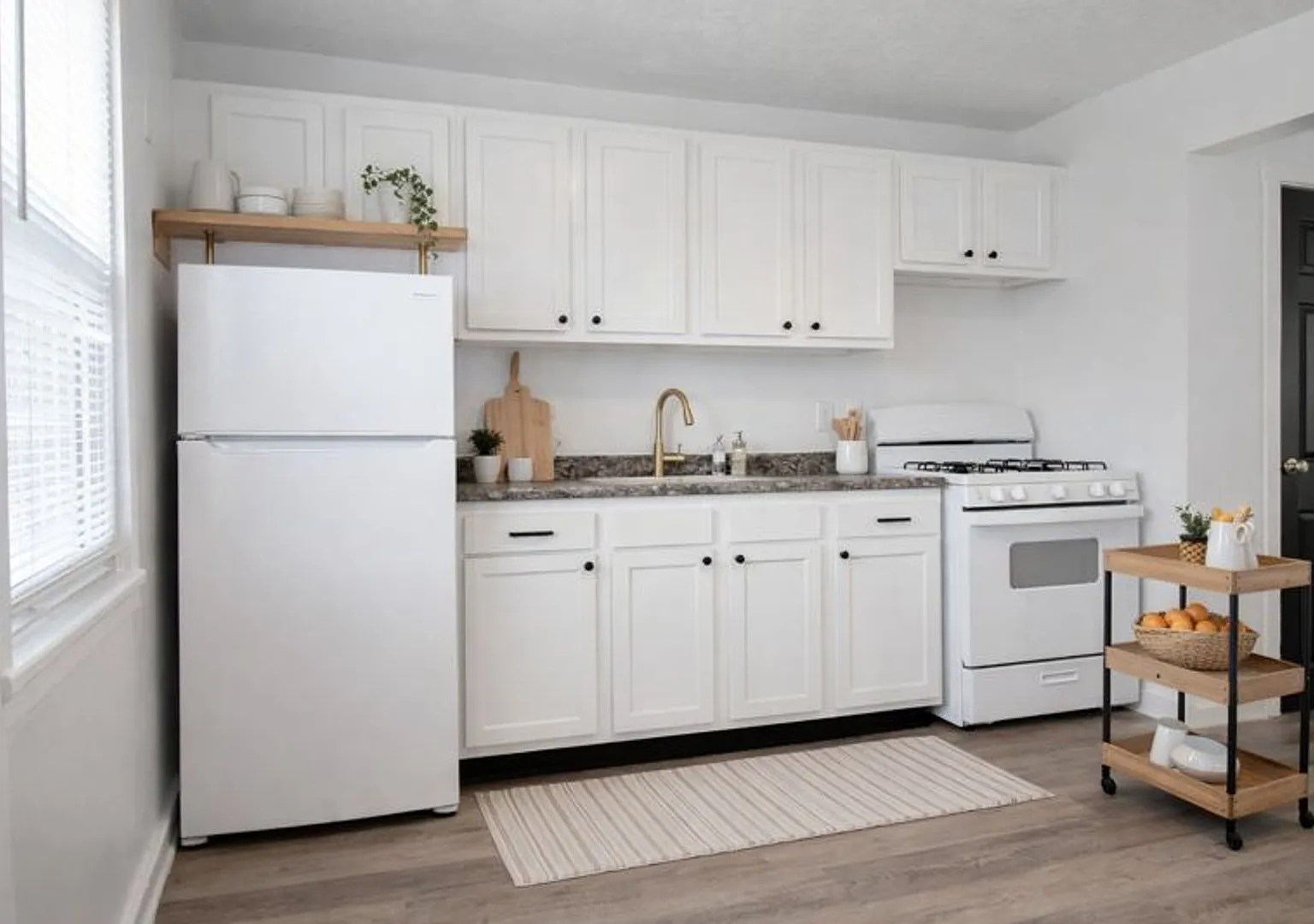 Charming 3-bedroom, 1-bathroom Townhouse in Midland, PA! — Photo 2