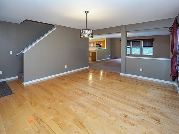 3rd image of 9207 Stratford Woods Trl
