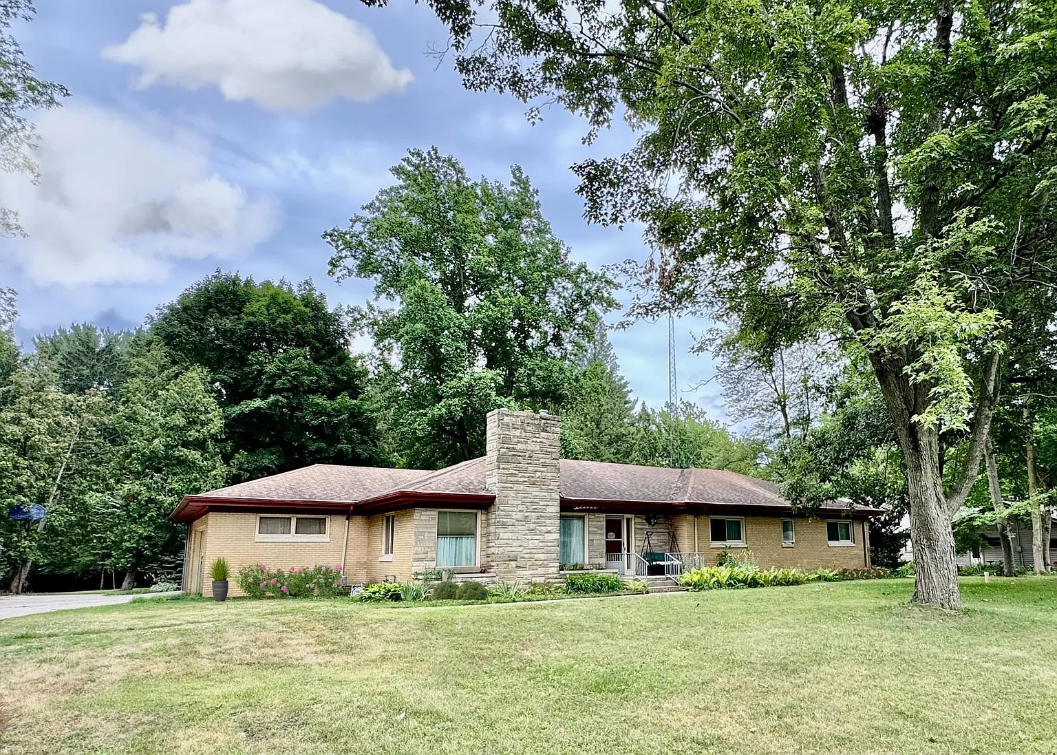 1201 Edgewood Dr photo 1