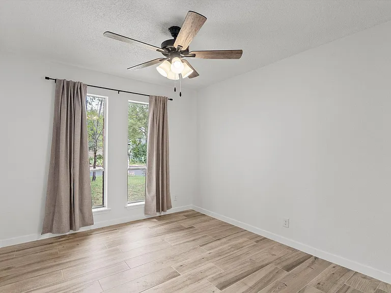 703 Huntingdon Pl — Photo 17