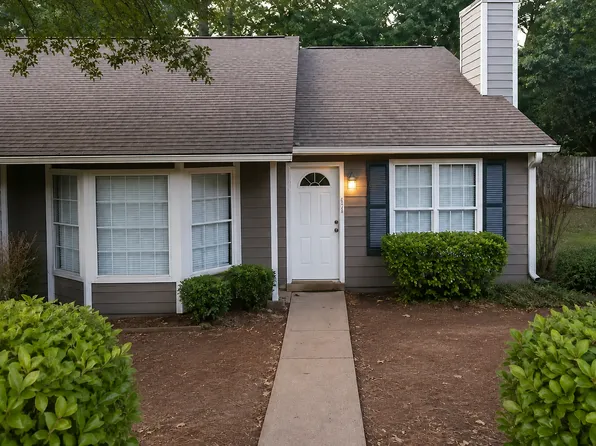 323 Farm Place Ct NE, Woodstock, GA 30188