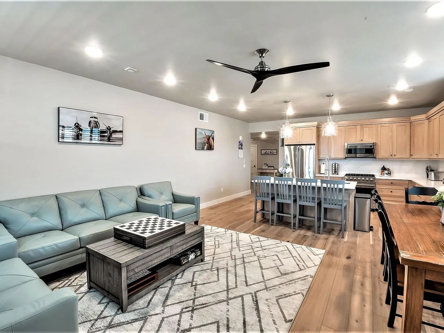 3 bed, 1600 sqft, $5,950 — Photo 3