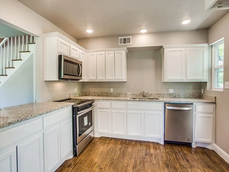 1231 W Morton St — Photo 8