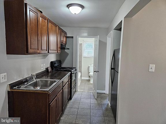 2nd image of 807 48th Pl NE