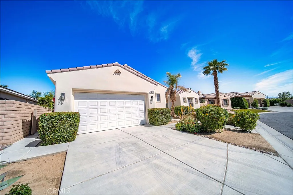 3 bed, 2.5 bath, 2485 sqft, $4,225 — Photo 3