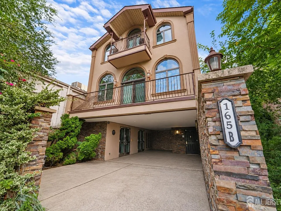 165 N Broadway #B