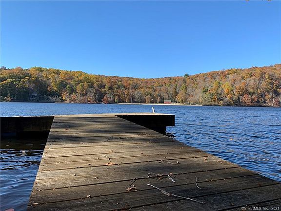 3rd image of 526 Lake Dr