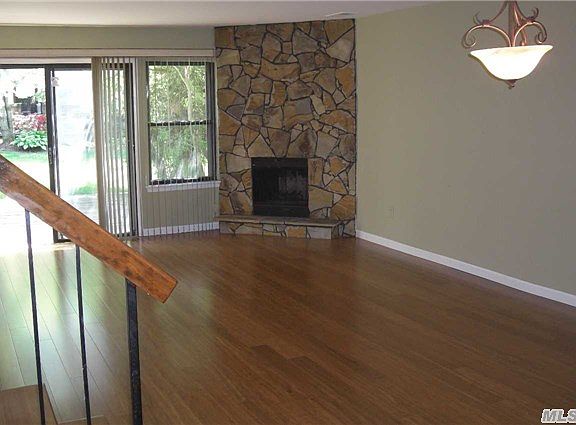 3rd image of 4 Wimbledon Ct #4