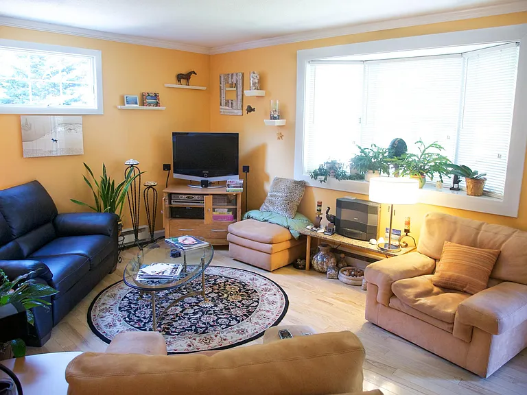 Bedford Dr — Photo 8