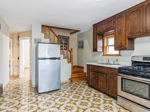 4th image of 3135 N Odell Ave