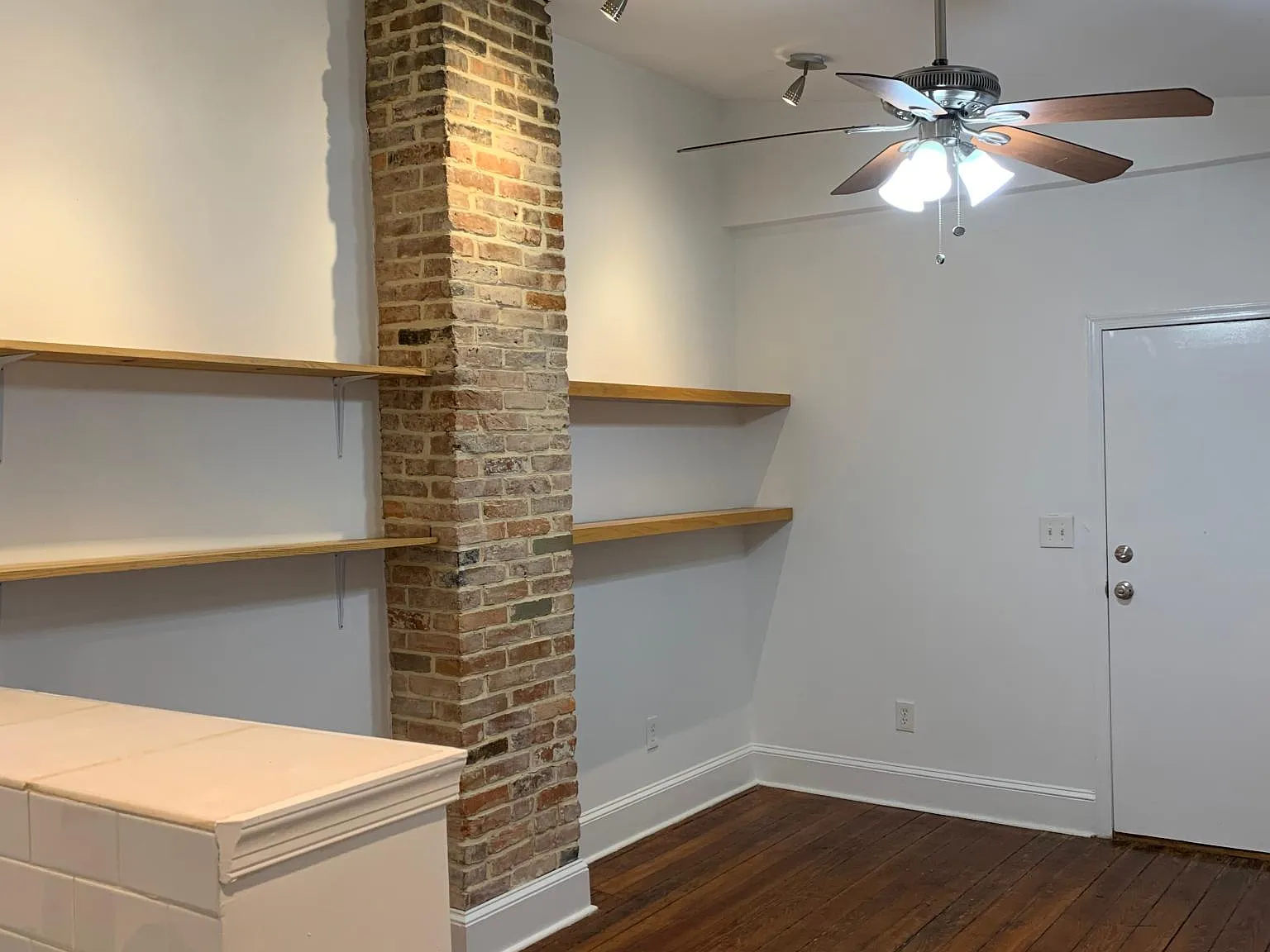 602 South Broadway — Photo 4