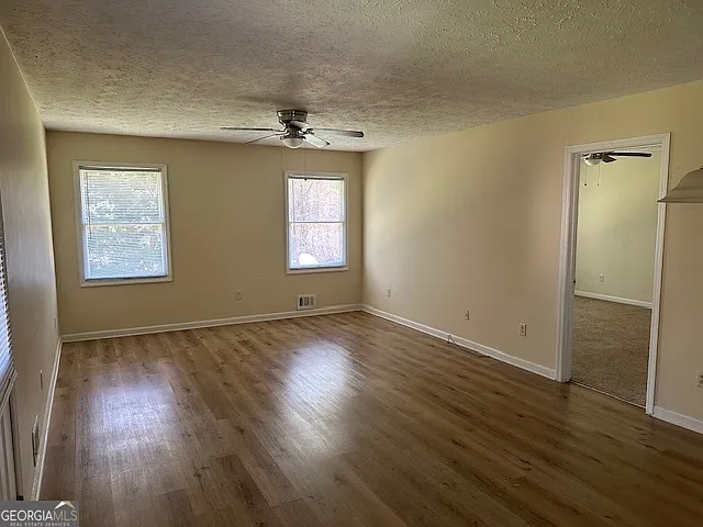 3 bed, 2.0 bath, 1412 sqft, $1,350 — Photo 4