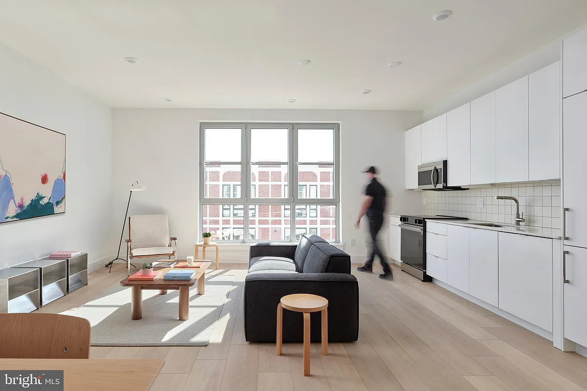 Building Photo - 2406 Frankford Ave #8