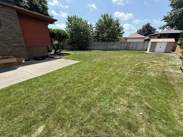 377 Fairway Cres — Photo 23