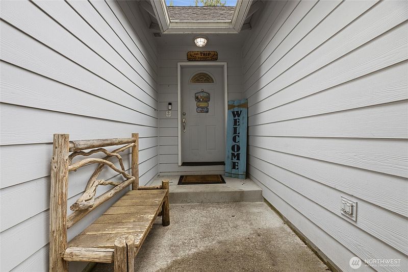 2nd image of 18821 Rampart Drive SE