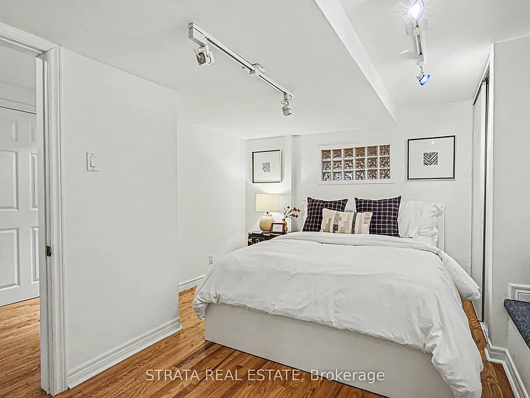 423 Manor Rd E — Photo 32
