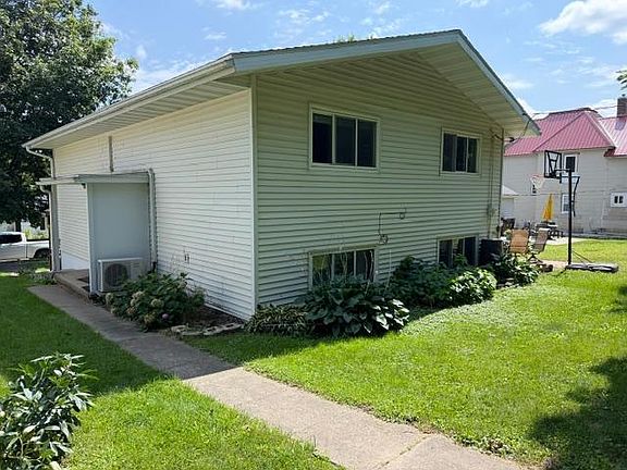 4th image of 109 Oak St S