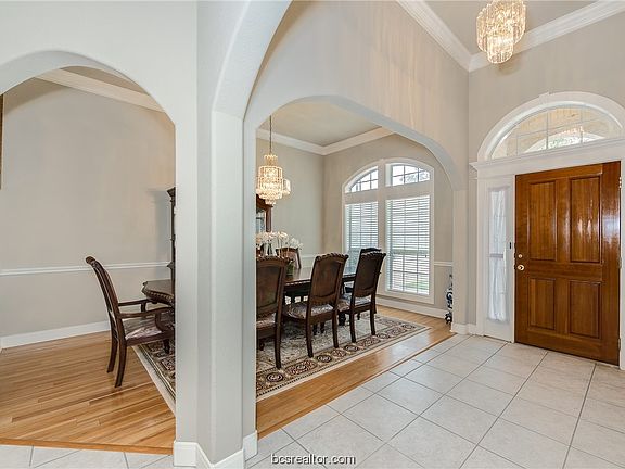 3rd image of 9305 Bloomfield Ln