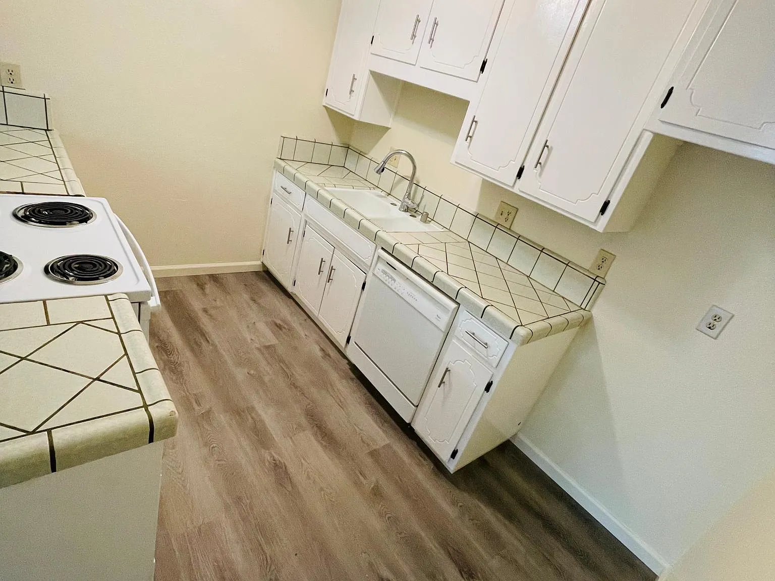 654 Meadowlark Ln — Photo 3