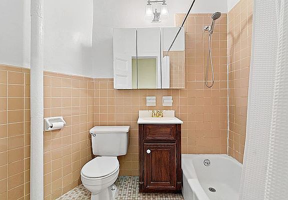 4th image of 140 W 69th St APT 41A