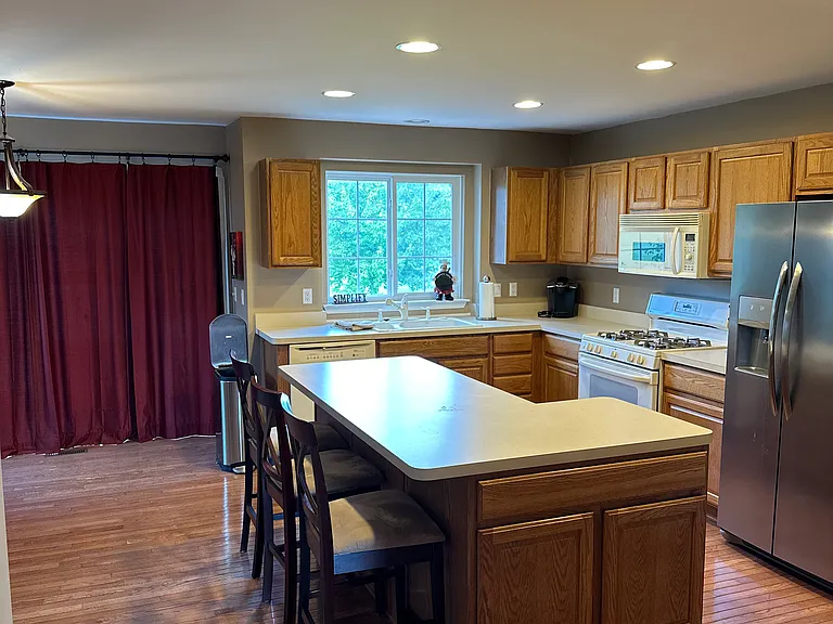 7913 Creek Bend Dr — Photo 2
