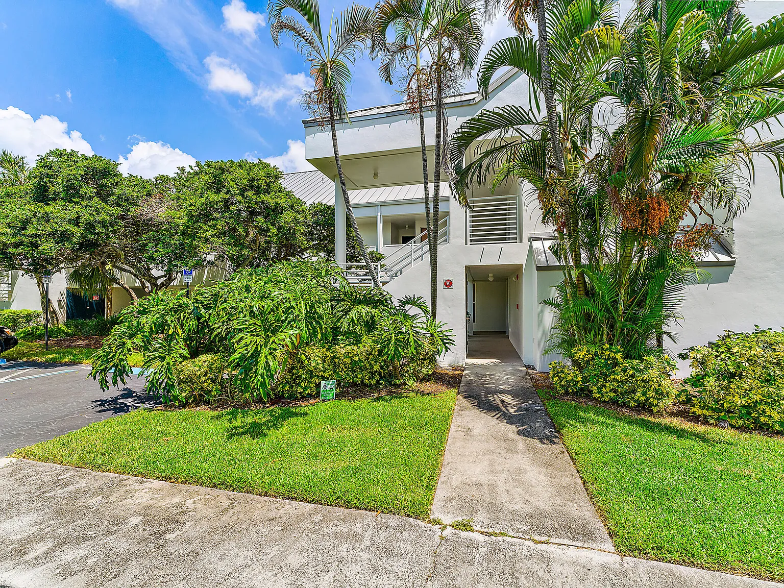 1 bed, 1.0 bath, 713 sqft, $1,850 — Photo 2