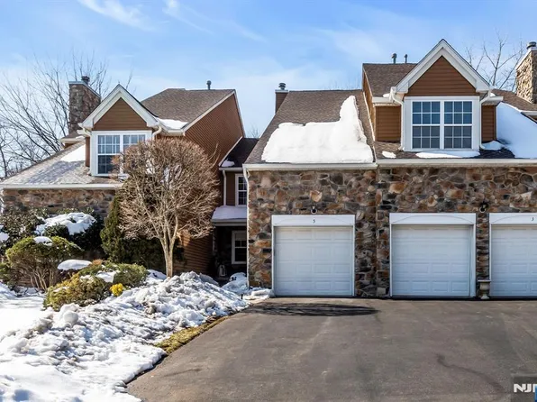5 Hunter Rd N, North Haledon, NJ 07508