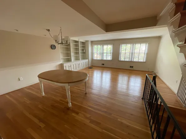 3891 Chain Bridge Rd, Fairfax, VA 22030