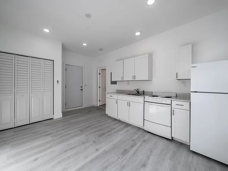 Studio $1,400/mo & 1/1 $1,600/mo, newly renovated in Miami! / Estudio $1,400/mes y 1/1 $1,600/mes... — Photo 14